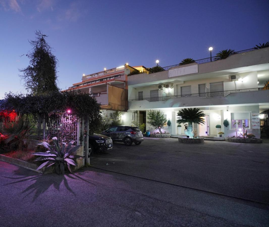 Hotel Stefany Лаго Патрия Екстериор снимка