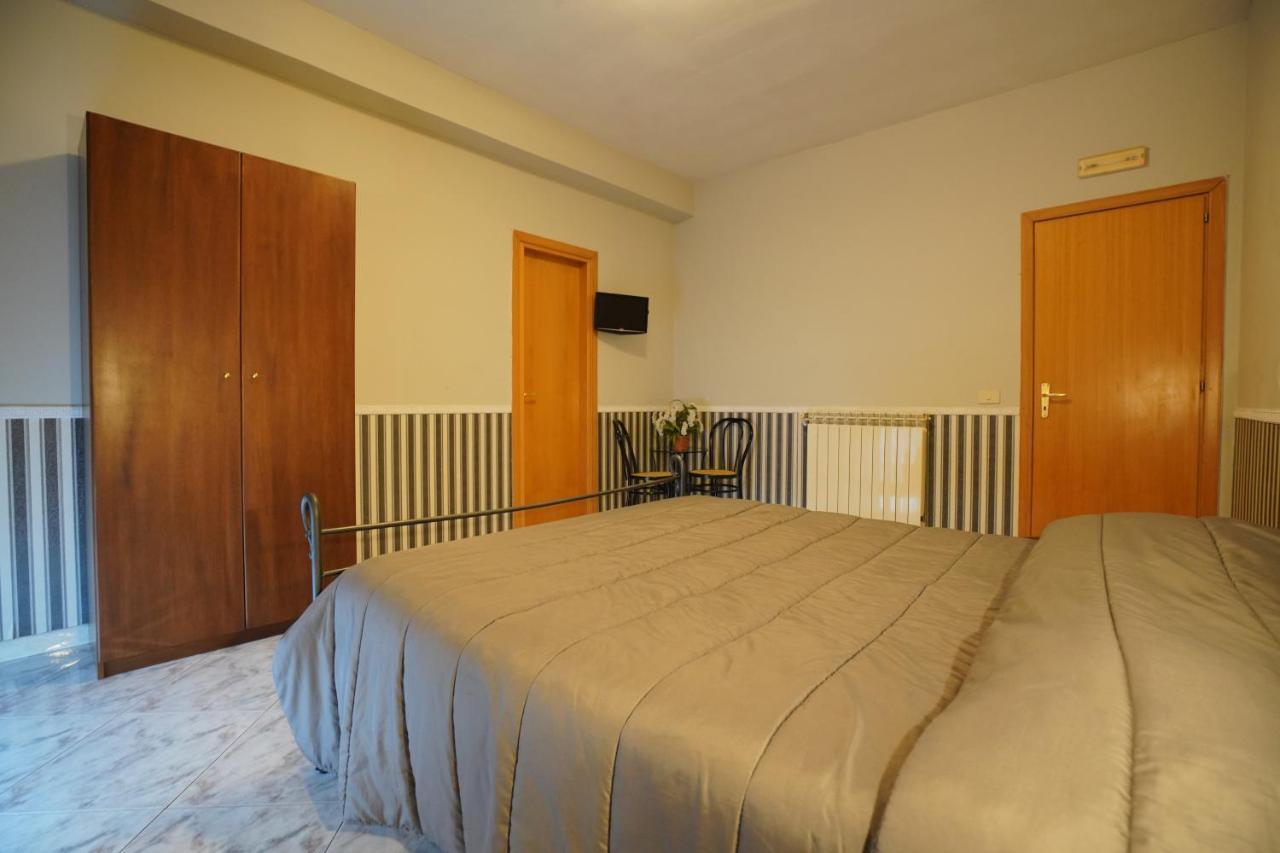 Hotel Stefany Лаго Патрия Екстериор снимка